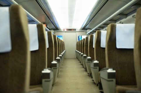 個々の思いやりや気配りが大切（画像はイメージ）