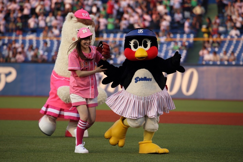 笑顔でマウンドを後にする白石麻衣さん