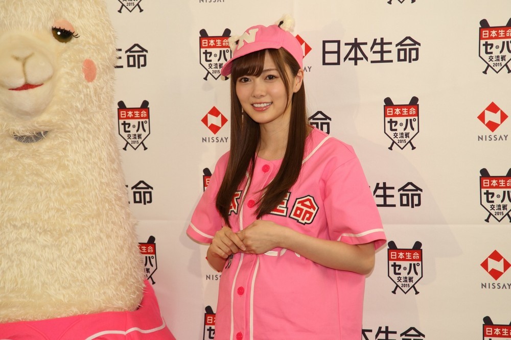 始球式後の囲み取材に応じる白石麻衣さん