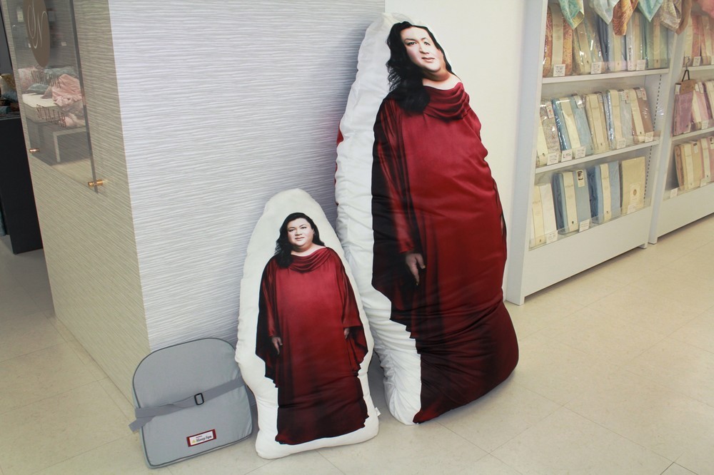 右から等身大抱き枕、小さい抱き枕、3等のイスに敷ける「muatsuクッション」（写真は2015年5月28日撮影）