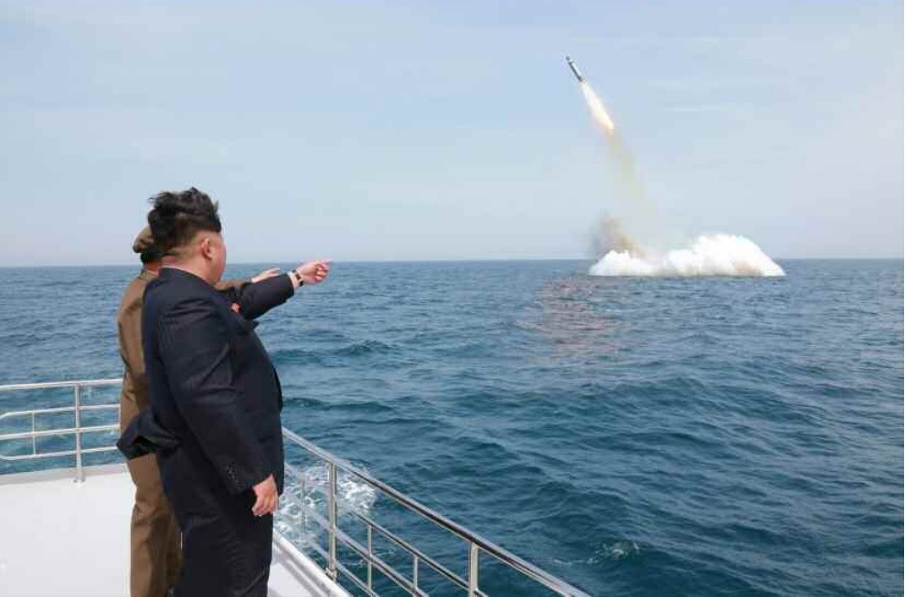 金正恩第1書記が潜水艦の弾道ミサイルの発射実験に立ち会ったとされ、韓国世論の核武装論を加速させている。写真は5月9日付の労働新聞に掲載されたが、韓国メディアからは「合成説」が出ている