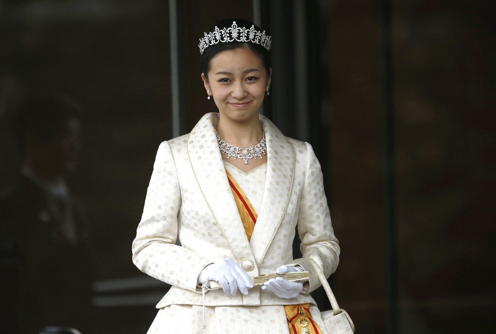 正装姿で両陛下に成年のあいさつをした佳子さま（2014年12月29日　写真：ロイター/アフロ）