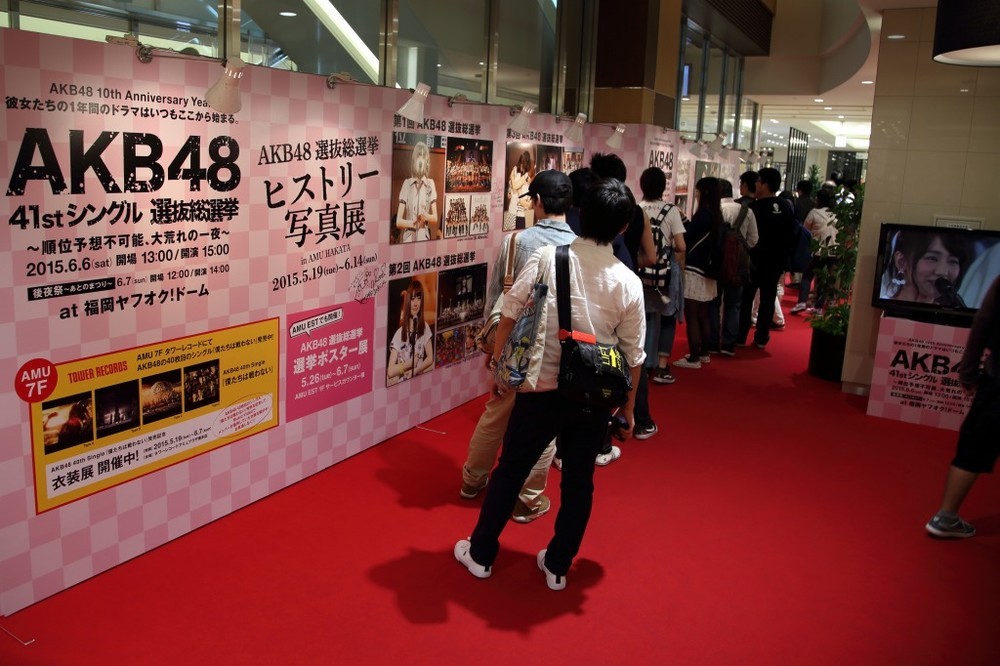 博多駅の百貨店では過去の総選挙の写真展も開かれている