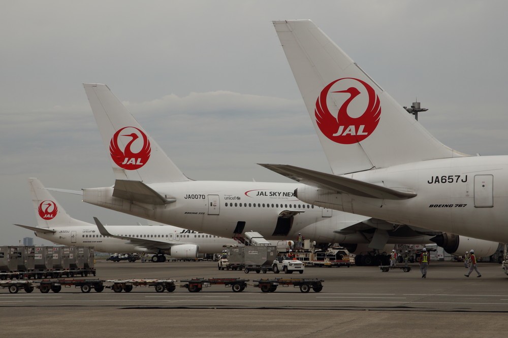 松井玲奈さんと松村香織さんは羽田空港からJALで福岡に向かった