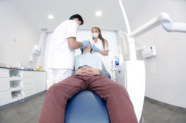 歯科技工士、歯科衛生士の地位向上と待遇改善が求められている