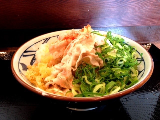渦中の「豚マリネぶっかけ」（写真は大盛り。ねぎ、揚げ玉トッピング後。2015年6月17日撮影）　
