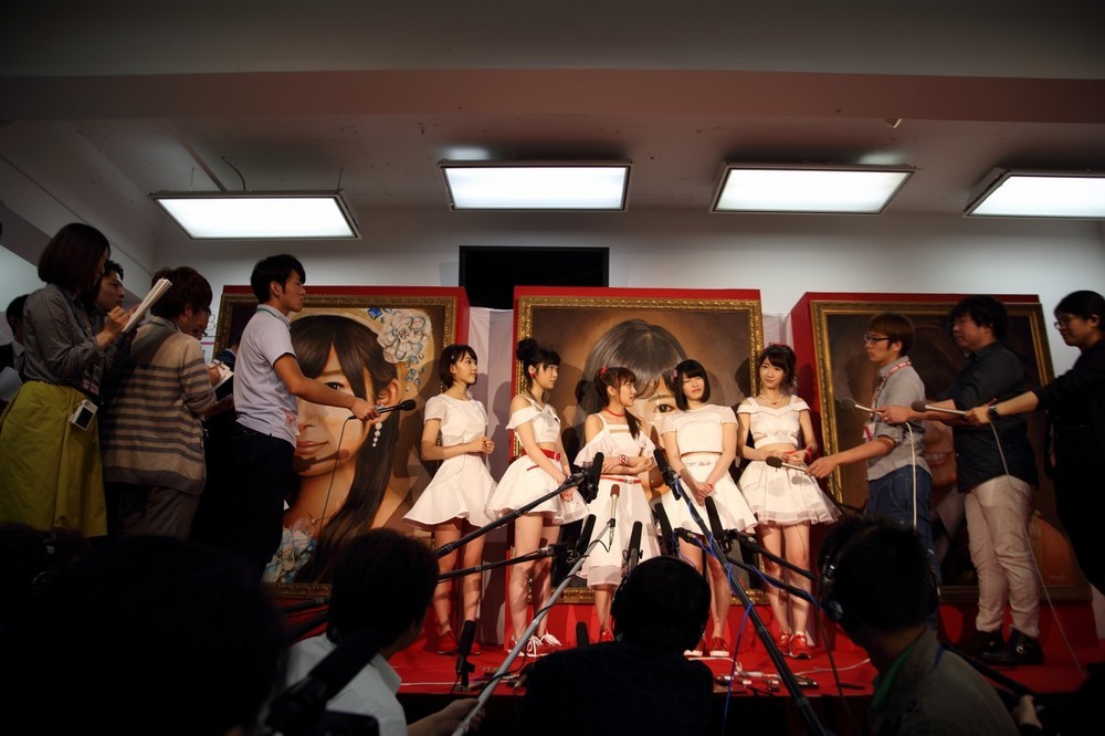 通常、囲み取材はこのように行う（2015年6月2日撮影）