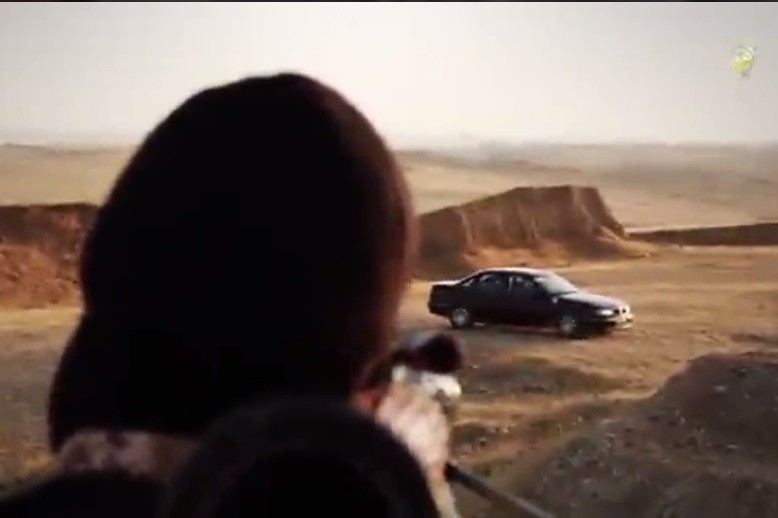 ISの兵士がロケット砲で捕虜が閉じ込められた車を狙っている