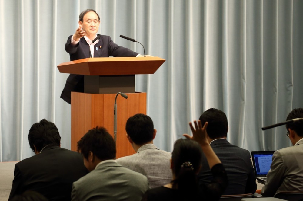 菅官房長官「どう考えても非常識」　「マスコミ懲らしめる」発言を批判