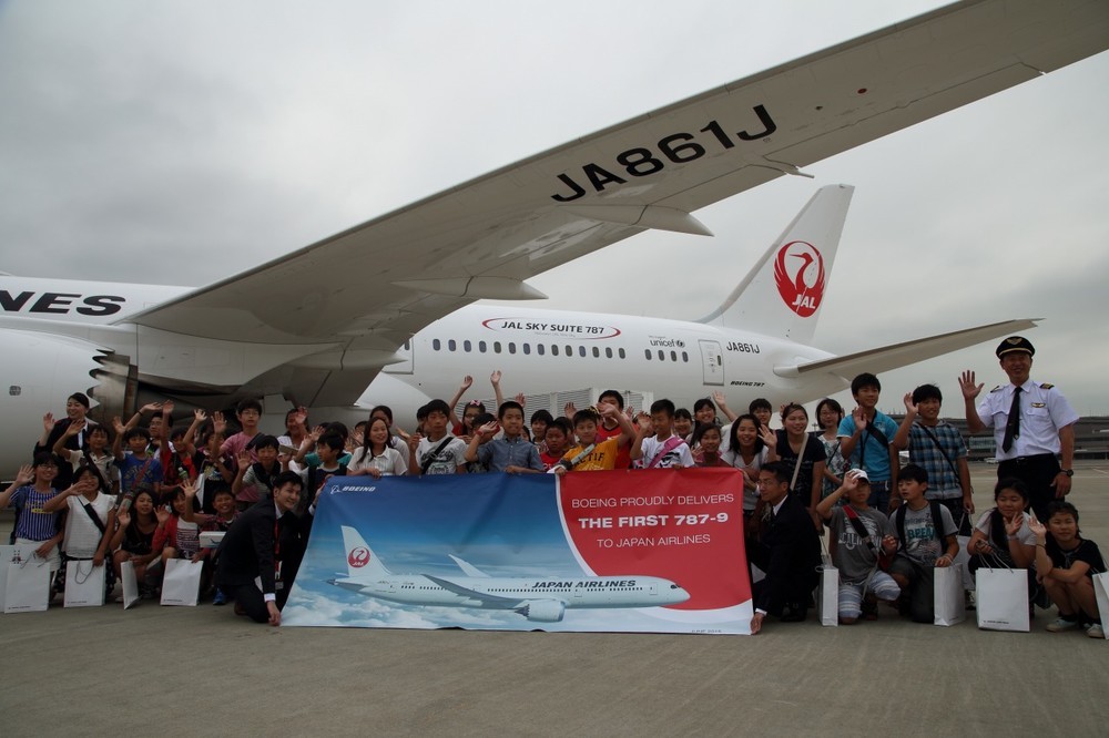 JAL最新鋭機遊覧フライトで小学生大感動 胴体長い「787-9」に乗って「富士山見えた」