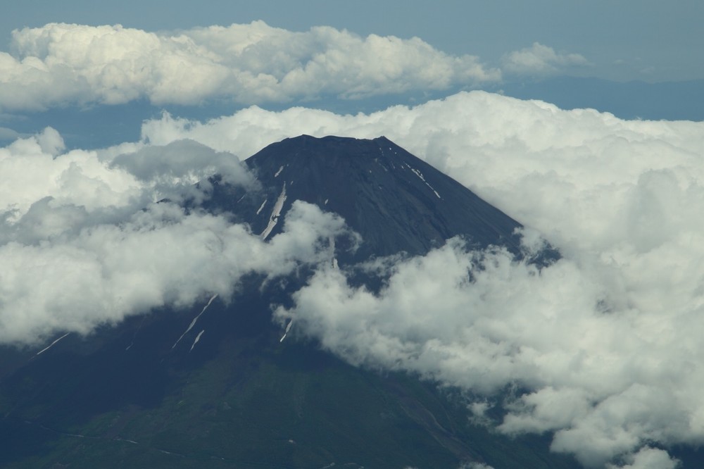富士山が近づくと小学生は「見えた！」などとデジカメやタブレット端末を手に大はしゃぎ