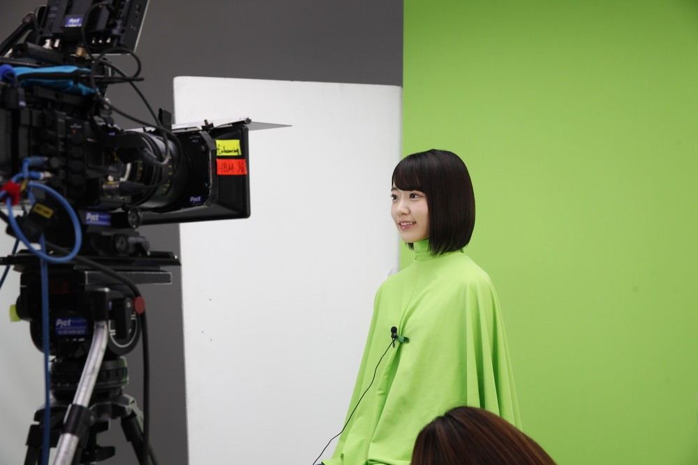 CMは緑色の服を着て撮影した（c）AKS