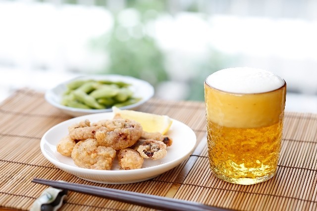 「ちょい飲み」ハンバーガーチェーンでも　缶ビールとフライドチキンの「おつまみセット」