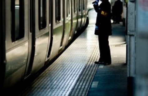 燃えてる人間を消火、パニック乗客を誘導...　「のぞみ号」自殺事件、JR乗務員に「対応素晴らしい」の声