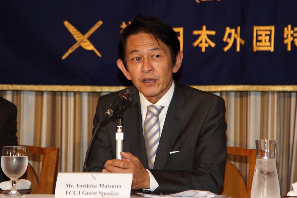 記者会見する維新の党の松野頼久代表