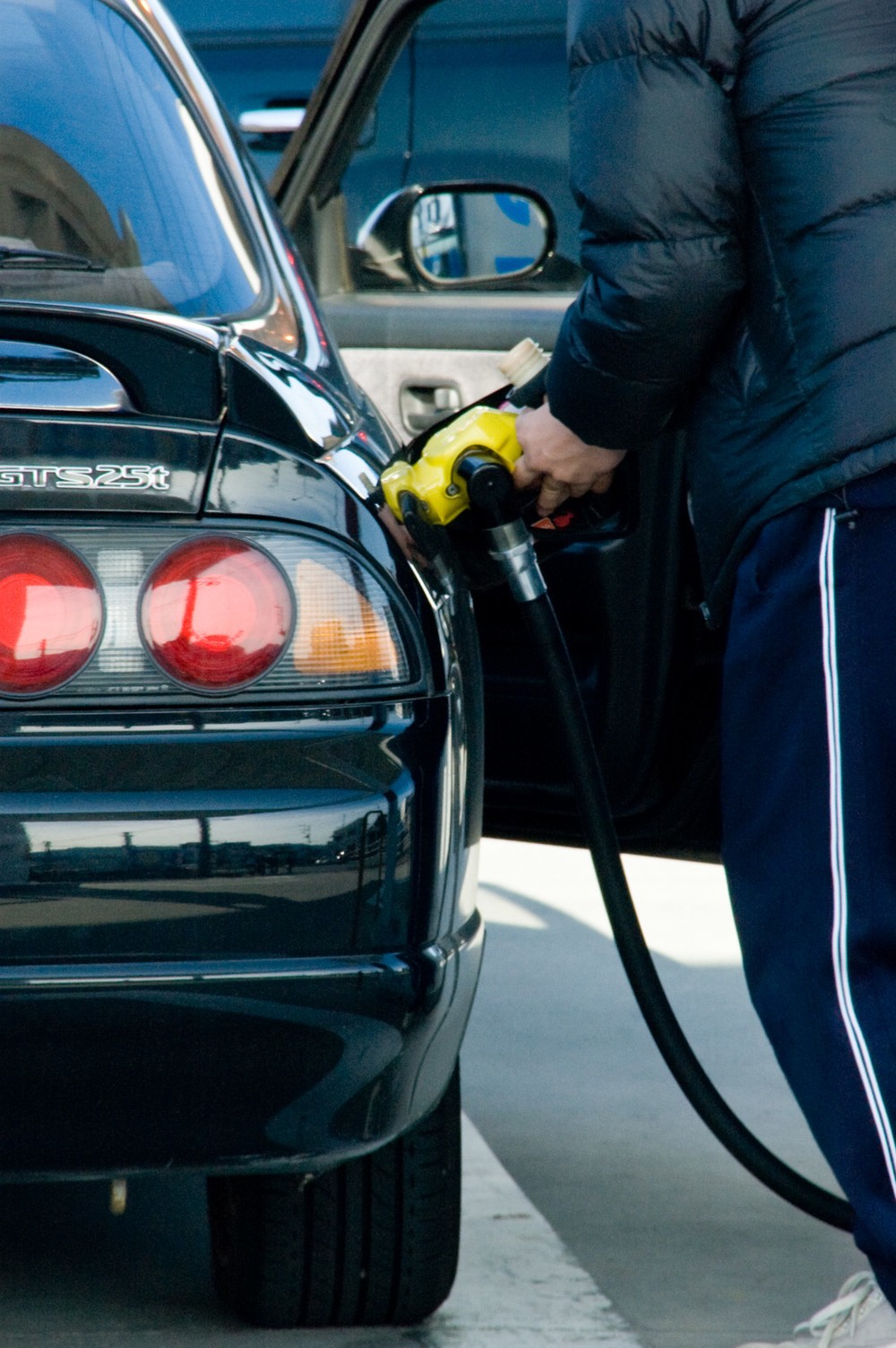 ガソリン価格11週連続、ジワジワ上昇　今後はどうなる？　ギリシャや中国の情勢で下落予想も...