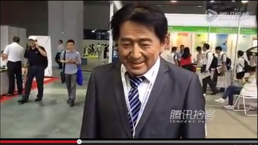 何度も何度も頭を下げ、来場者の「おもちゃ」に　中国ロボット展に登場したリアルな「安倍首相」