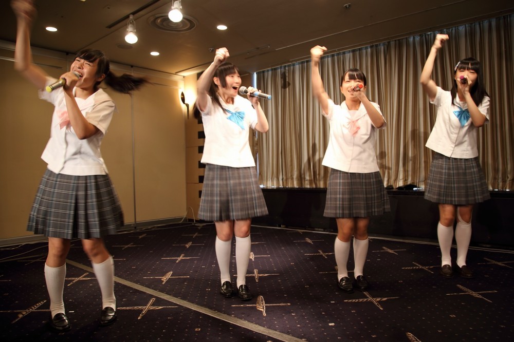 日本外国特派員協会で「ダッ！ダッ！脱・原発の歌」を披露する「制服向上委員会」