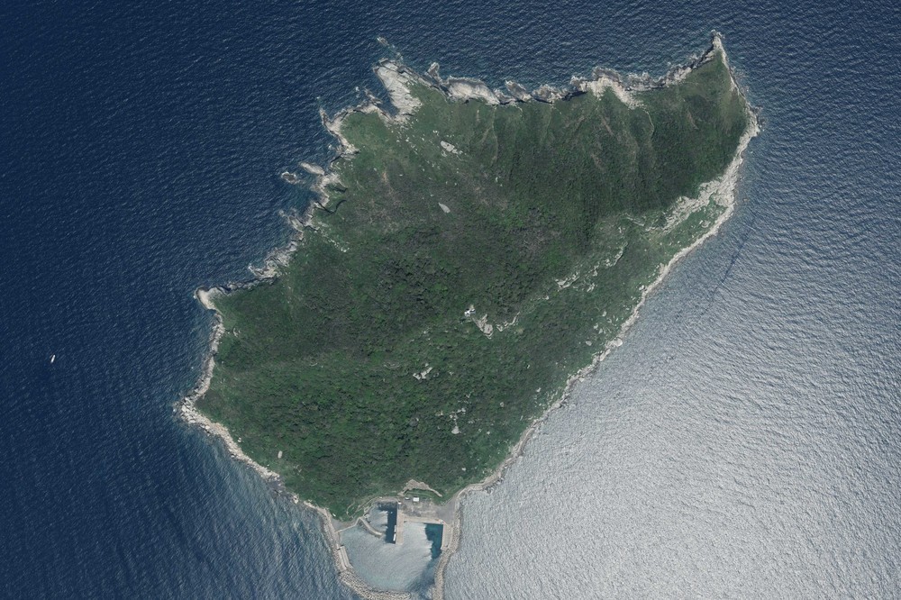 一般の観光客は沖ノ島には上陸できない（国土地理院撮影）