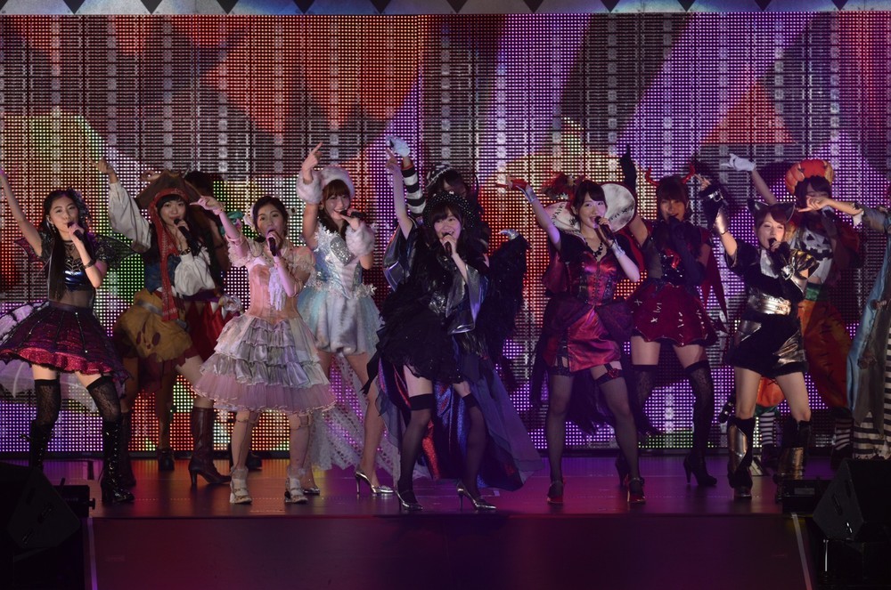 新曲「ハロウィン・ナイト」（8月26日発売）を披露するAKB48のメンバー。中央がHKT48の指原莉乃さん、その右がAKB48の柏木由紀さん （c）AKS