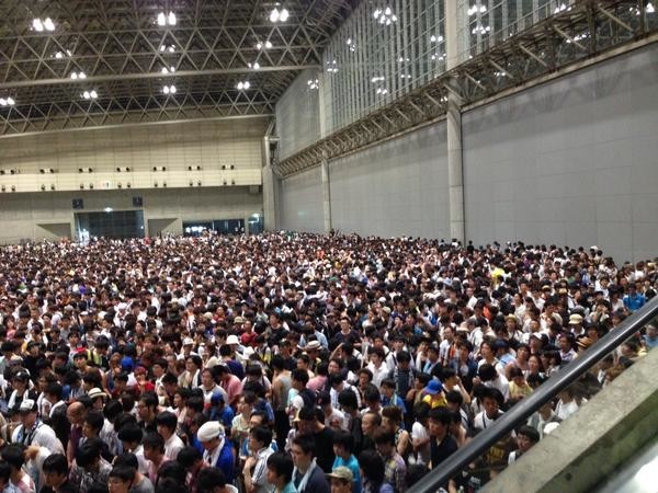 炎天下で6時間並んでも入れない「地獄」　超人気ゲーム「モンスト」イベントに不満爆発