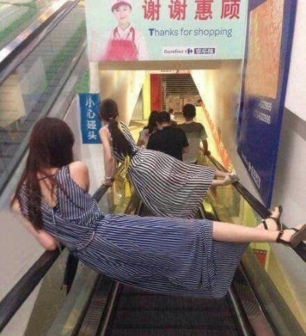 手すりに寝そべる亜流も（画像はウェイボーから）