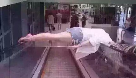 この乗り方も十分危険だが・・・（画像はウェイボーから）