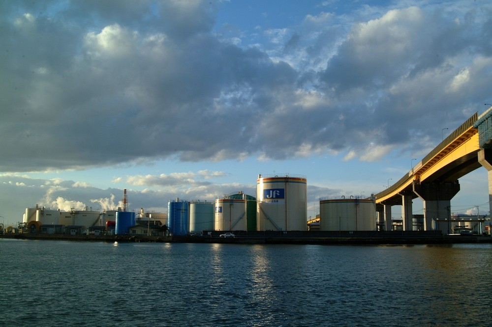 出光と昭和シェル経営統合で東燃、コスモはどうなるか　国内石油元売り・電力・ガス、全く新しい連携もありうる