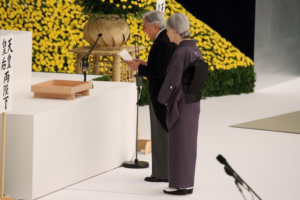 全国戦没者追悼式で「お言葉」を述べる天皇陛下（奥）