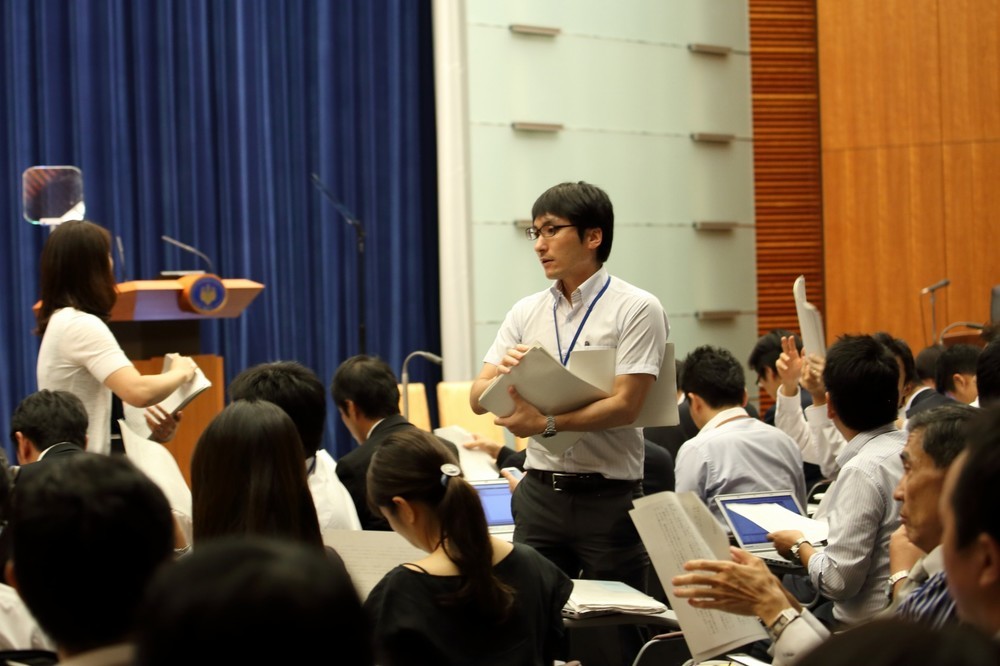 談話が書かれた資料は会見直前に配布された