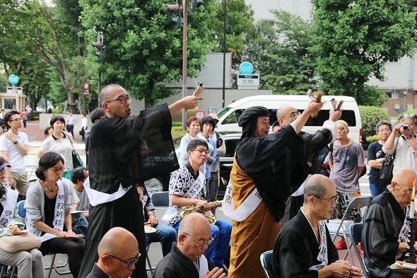 ダンスのように体を動かす場面も