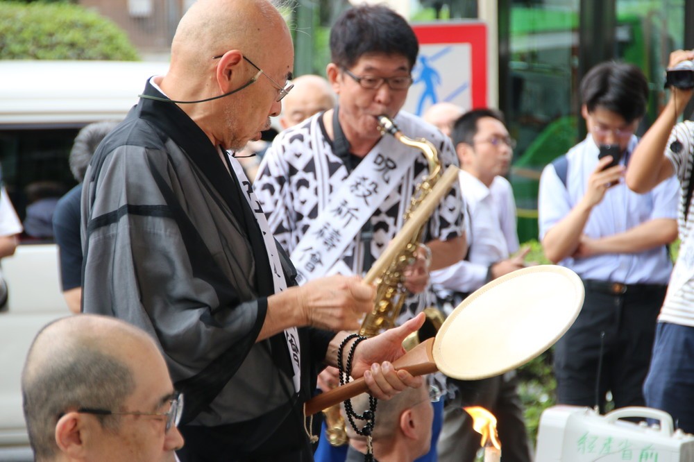 末井昭さんはサックスで参加