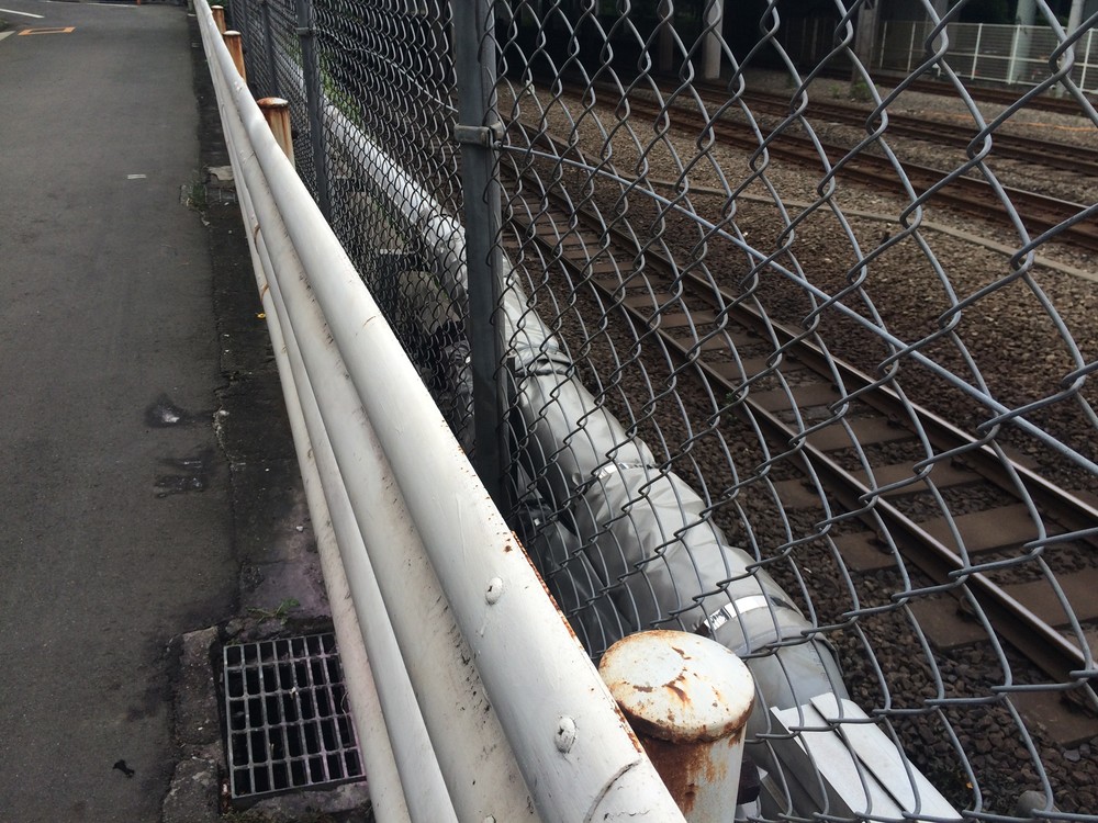現場は線路のすぐ脇