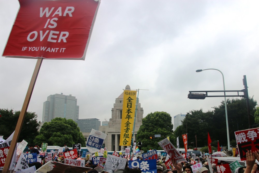 多くの人で埋め尽くされた国会前（8月30日午後3時ごろ、J-CASTニュース編集部撮影）