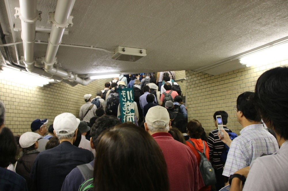 永田町駅構内。あまりの人の多さに、階段でなかなか先に進めない