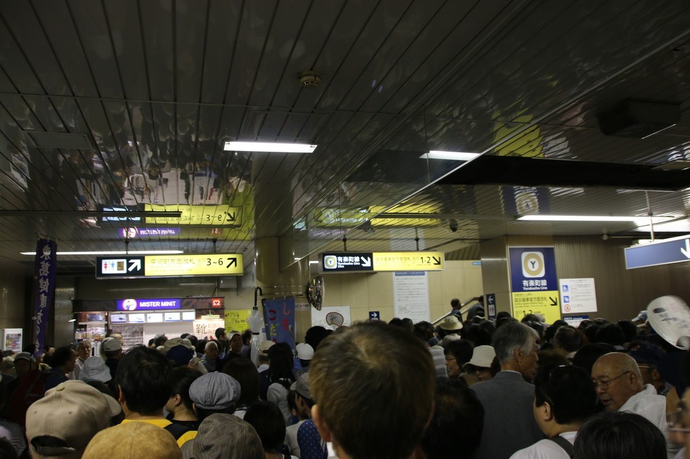 永田町駅構内。駅員が「立ち止まらないで！」と声を上げる
