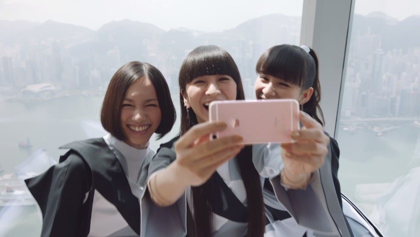 PerfumeがiPhone6sビデオ出演でファン歓喜　自撮する姿が登場、「一番のサプライズ」