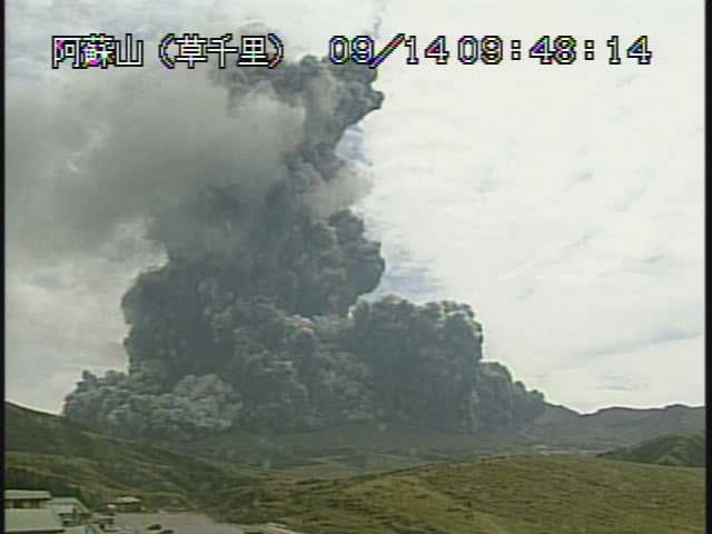 「煙凄かった」「急に黒煙がモコモコっと」　阿蘇山が噴火、警戒レベル3に引き上げ