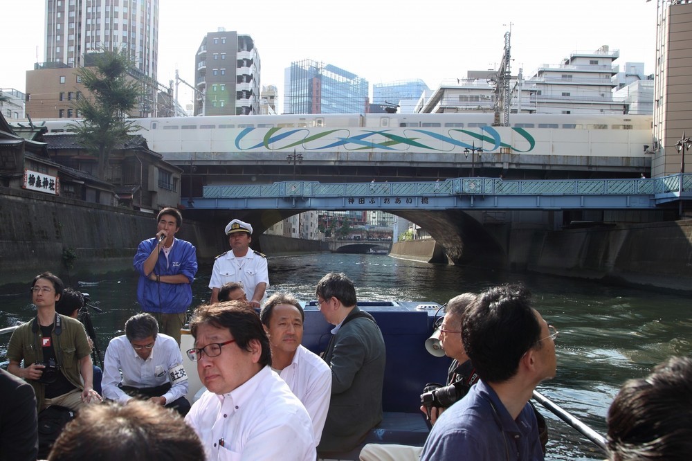 船は秋葉原の町並みを背に神田川を下った。橋の上には新幹線が見える