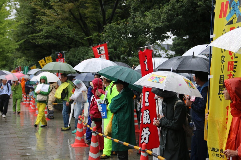 東京「土砂降り」、その時国会前デモは...　昼に目立ったのは高齢者の姿