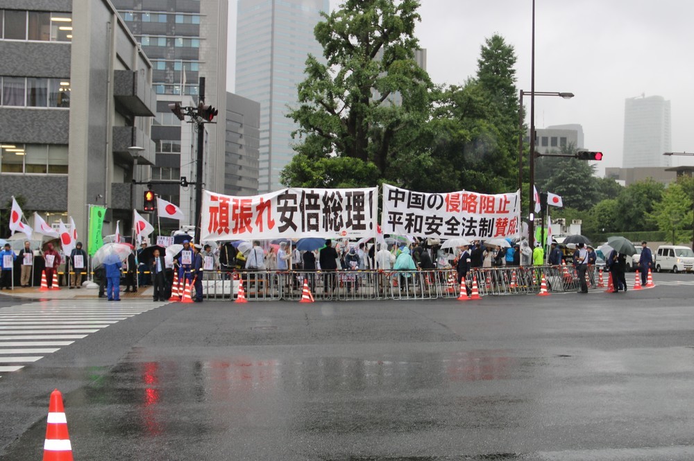 「頑張れ安倍総理！」と書かれた横断幕