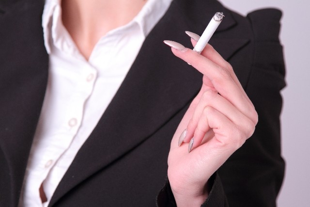 独身男女の5割「たばこを吸う人は恋愛対象外」　「喫煙者はだらしない」「マナー悪い」と散々