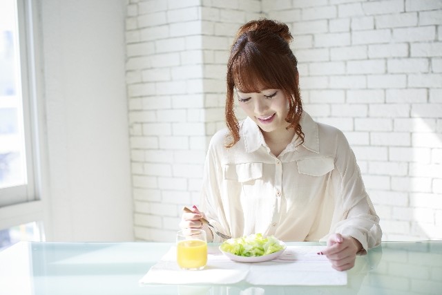 「ぼっち飯」どうせなら楽しもう　食事おいしくなる必須アイテム発見