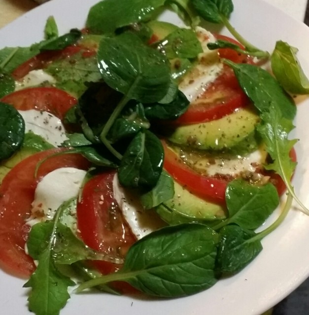 たっぷりの野菜にオリーブオイルをかけたカプレーゼ