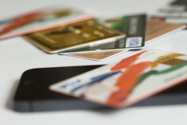 年末までスマホの買い替えは待った方がいい？　値下げに大号令かけた安倍首相と携帯会社の本音