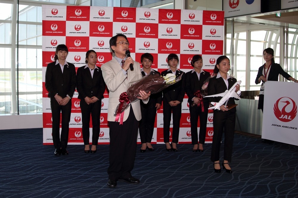 体操の世界選手権に向けて出発する日本女子代表団