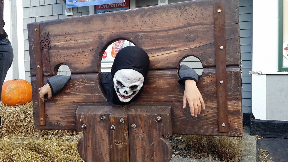 早くも「チェーンソー男」で大混乱　ハロウィン「バカ騒ぎ」がヒートアップ