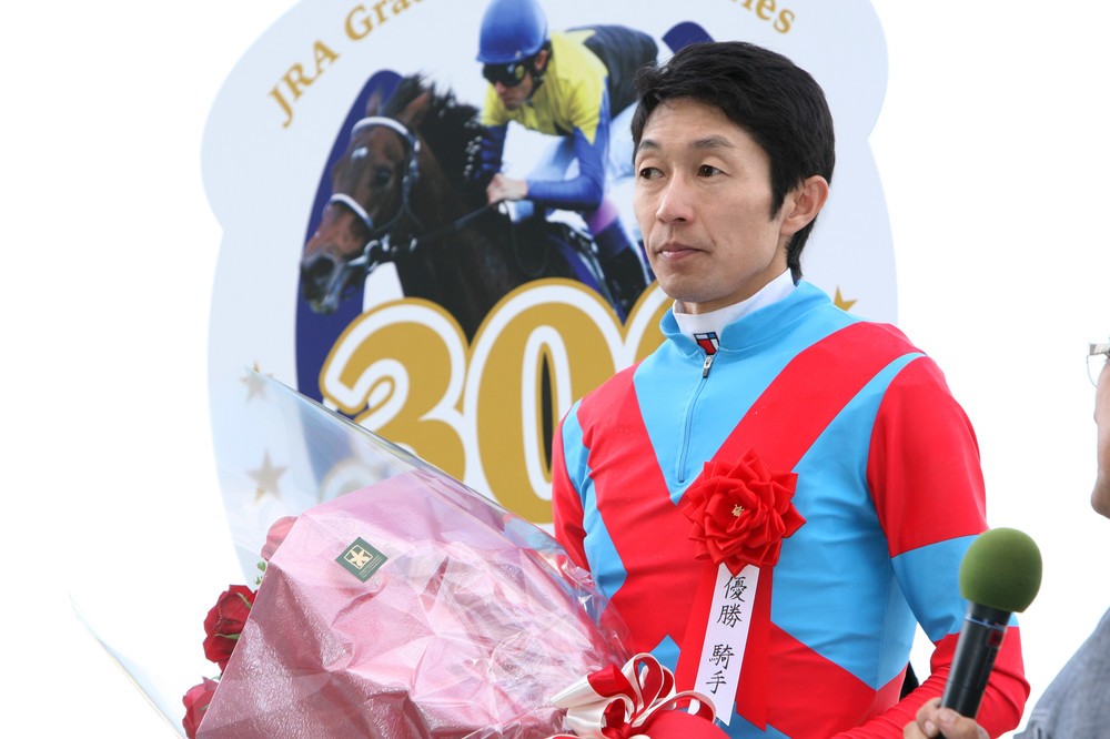 「つまずいて、武豊騎手の手にすがった」　手つなぎデート報道、美馬アナ側の釈明は本当なのか