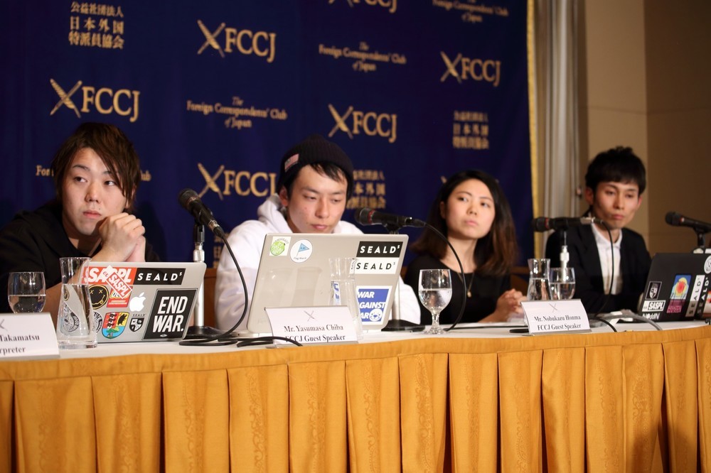 日本外国特派員協会で会見した「SEALDs（シールズ）」メンバー。左から千葉泰真さん、本間信和さん、芝田万奈さん、諏訪原健さん