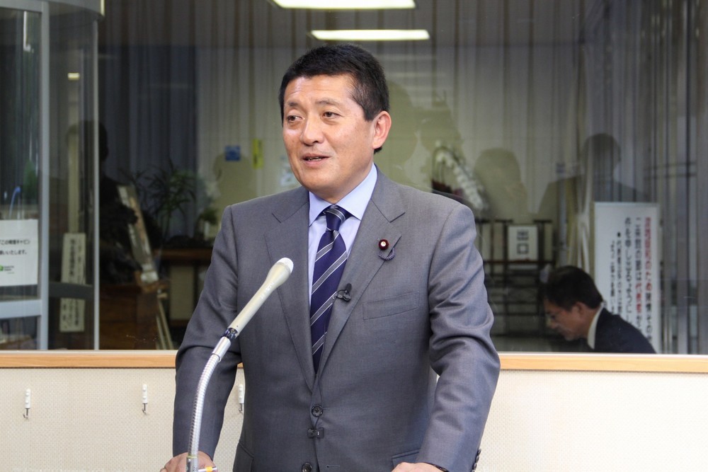 2016年参院選に向けた公募制度を発表する自民党の平井卓也選対副委員長